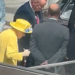 Esclusiva video: Regina Elisabetta passeggero a sorpresa alla nuova linea metro di Paddington