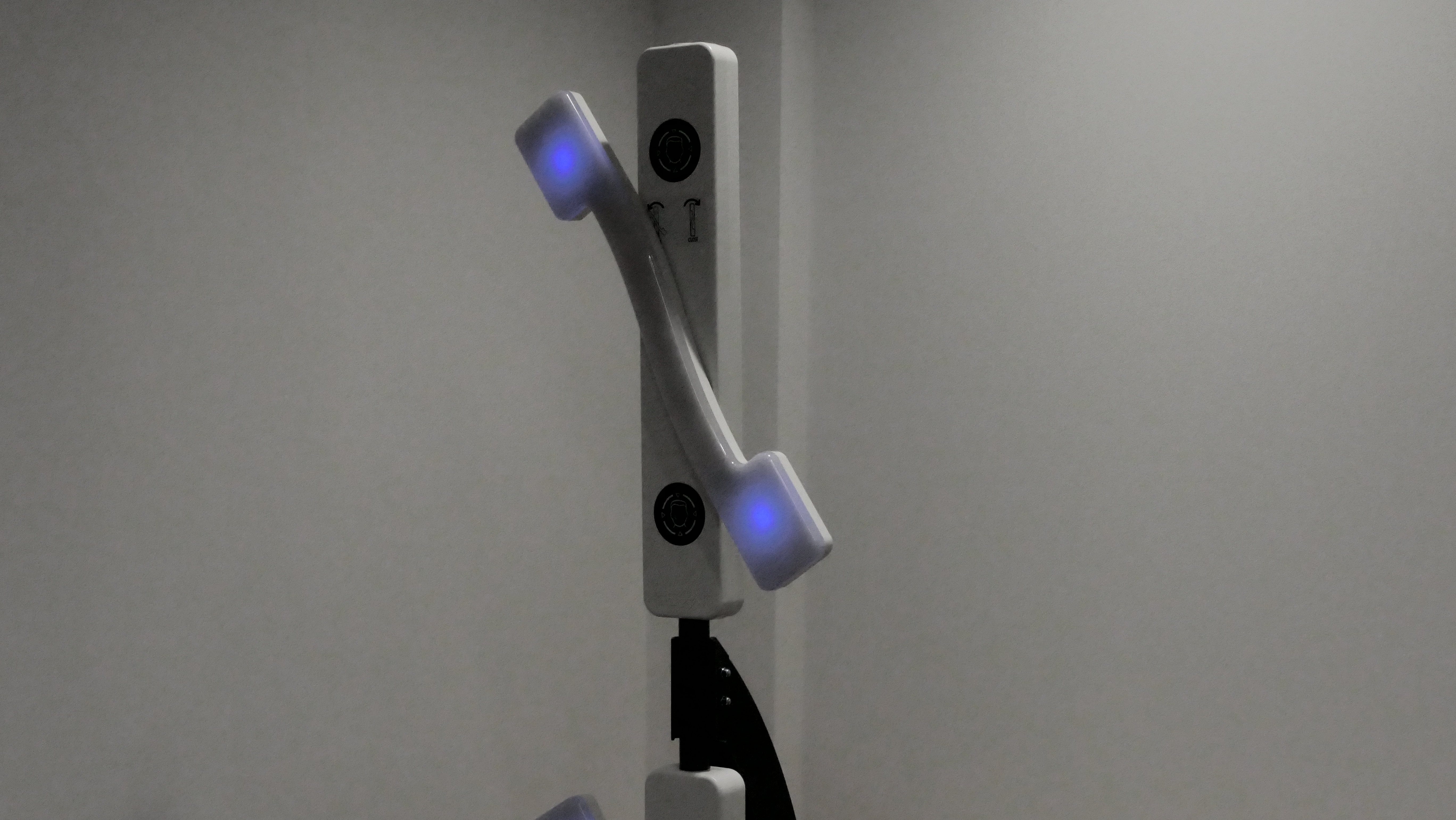 Il nuovissimo rilevatore di dati biometrici del Consolato di Manchester (ph. in24).