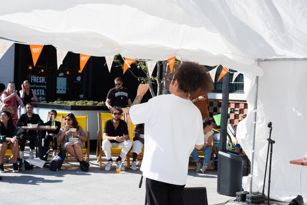 In foto: Davide Shorty, ex concorrente di xFactor, si esibisce al Summer Pasta Festival 2022, a Canary Wharf, Londra. (photo credits: @emiliapasta)