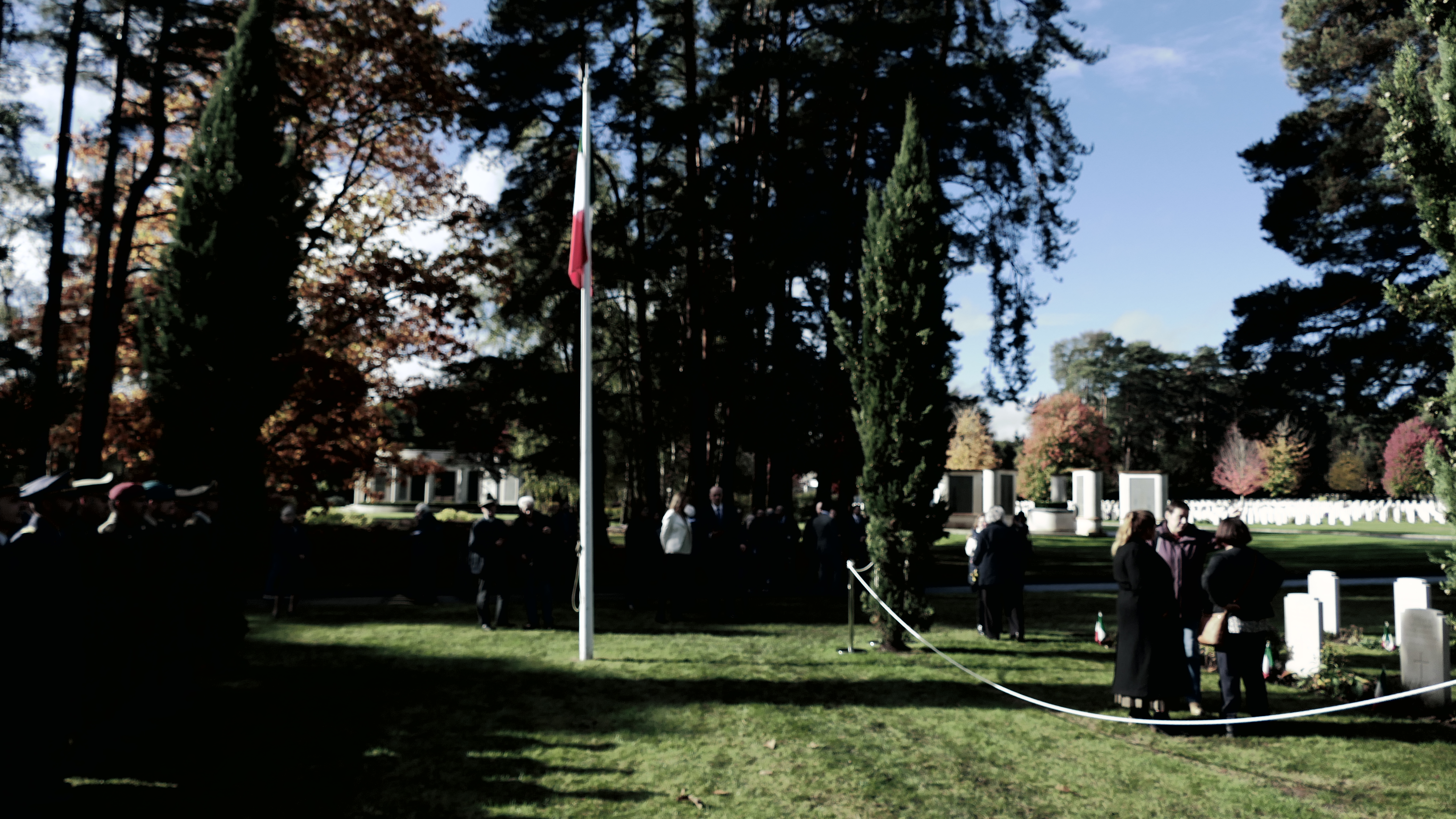 Onori ai caduti bandiera italiana Brookwood cemetery