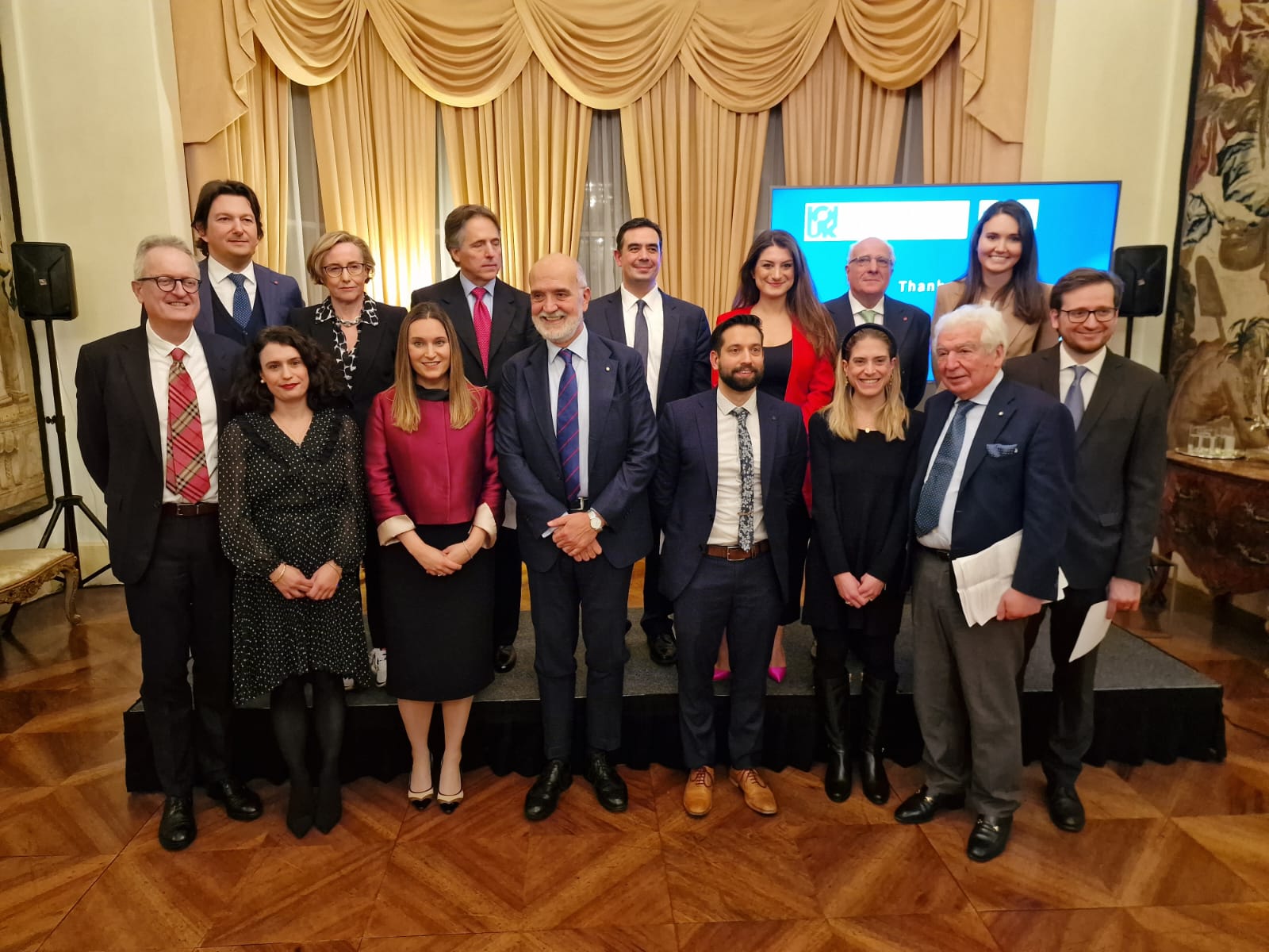 Talented Young Italians Foto di gruppo per l'ambasciatore Inigo L'ambertini con i vincitori dell'edizione 2023 del premio Talented Young Italians in Uk e gli esponenti degli enti che hanno partecipato alla cerminonia all'Ambasciata d'Italia del 12 gennaio 2023 (ph. A. A./IN24).