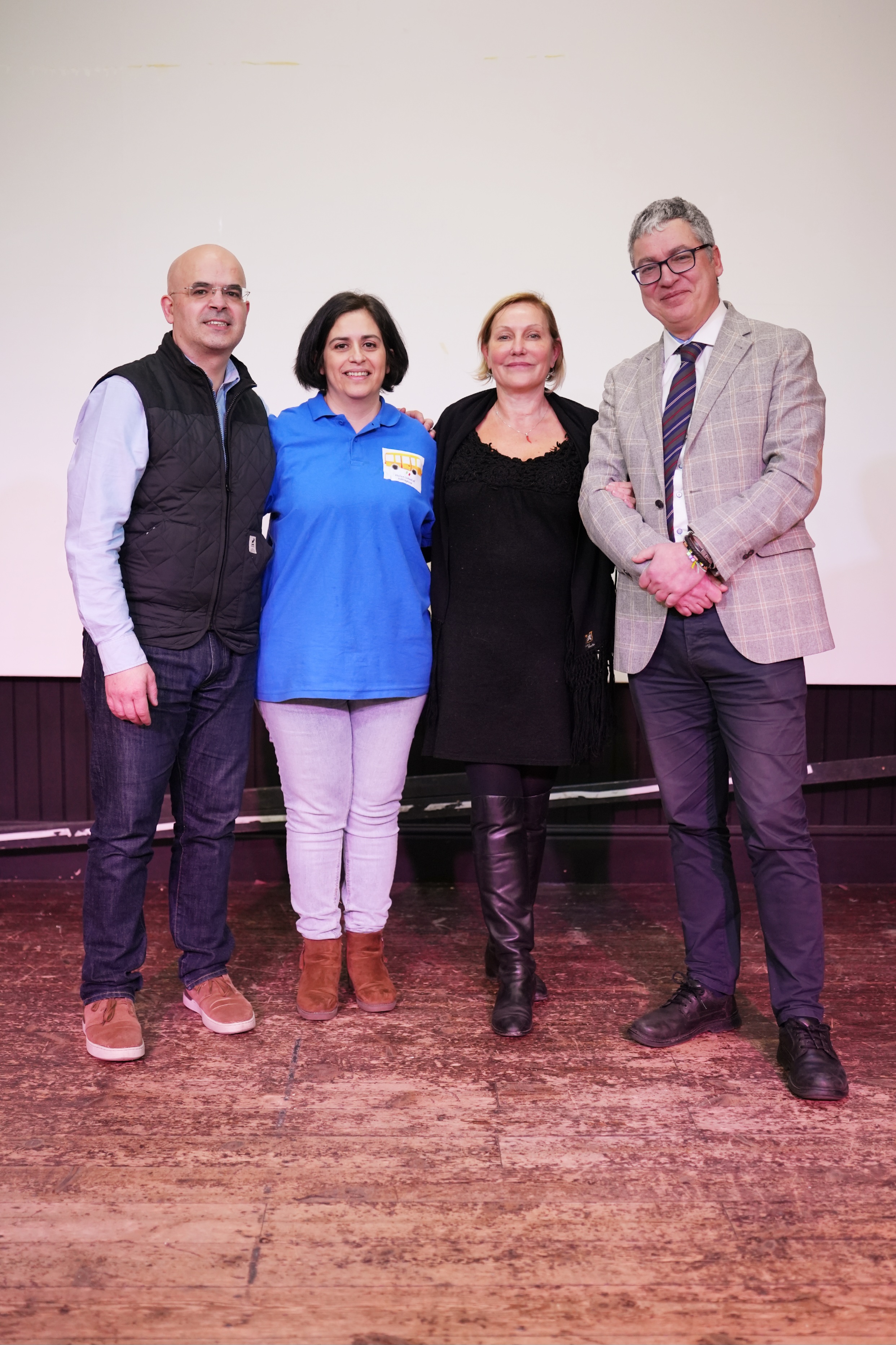 Gli organizzatori del Carnevale di Loughborough con il presidente del Comites di Manchester Luigi Cassandra (ph. Mark Corns).