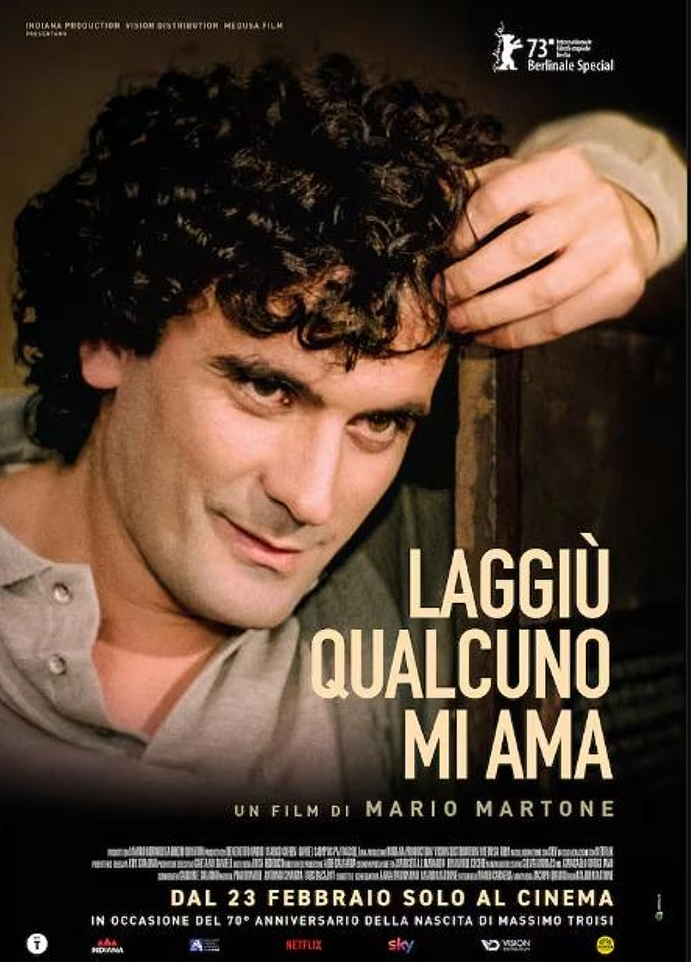 La locandina del film su Massimo Troisi Laggiù qualcuno mi ama, diretto da Marco Martone.